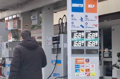 Puglia, l'effetto della accise: il gasolio costa quanto la benzina Puglia, l'effetto della accise: il gasolio costa quanto la benzina