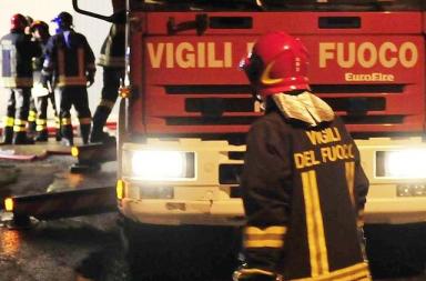 Incendio in centro migranti a Canosa: alcuni intossicati Incendio in centro migranti a Canosa: alcuni intossicati