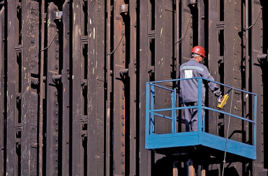 L'editoriale del direttore Mimmo Mazza: &laquo;Il cambio in regione e il lutto nello stabilimento, la tragica coincidenza che si ripete: ma i pubblici proclami non servono a nulla&raquo;