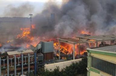 Brindisi, in cinque a processo per l’incendio nell’area industriale di un deposito rifiuti Brindisi, in cinque a processo per l’incendio nell’area industriale di un deposito rifiuti