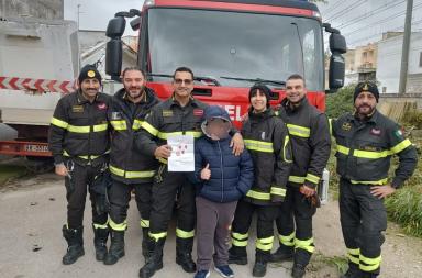 Brindisi, vigili del fuoco in azione per il maltempo. E un bambino li ringrazia. «Ci scioglie il cuore» Brindisi, vigili del fuoco in azione per il maltempo. E un bambino li ringrazia. «Ci scioglie il cuore»
