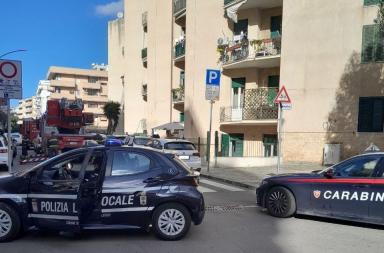 Lecce, scoppia l'incendio in un'abitazione: due anziani salvati dal vicino di casa Lecce, scoppia l'incendio in un'abitazione: due anziani salvati dal vicino di casa