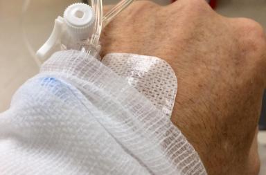 Bari, 47enne stacca i dispositivi salvavita alla madre: ai domiciliari per tentato omicidio