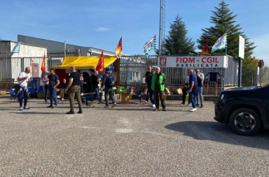 Gli operai dell&rsquo;indotto Stellantis in presidio davanti al Mimit