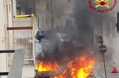Gioia del Colle, auto in corsa prende fuoco: le fiamme avvolgono anche un altro veicolo e un portone