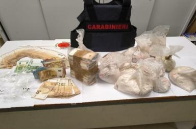 Traffico di droga tra Abruzzo e Puglia, arrestata a San Severo 41enne: nascondeva in lavatrice eroina e soldi