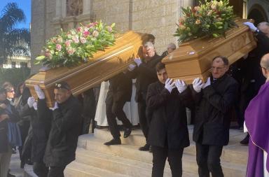 Adelfia unita nel dolore: l&rsquo;ultimo abbraccio a Rocco e Antonietta, i due anziani morti nell'incendio