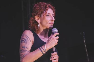 Dal tabacchi al palco: la materana Patrizia Colucci e la scommessa della stand up