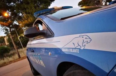 A Lecce parcheggiatore abusivo prima colpisce un'auto, poi tenta di rubare la borsa della donna: arrestato