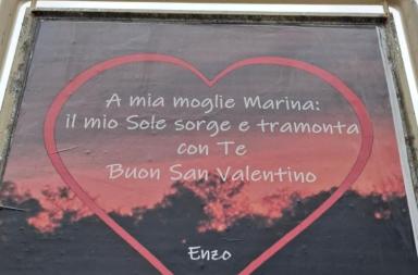 Bari, in via Capruzzi la sorpresa di un marito: un messaggio per San Valentino su tutti i cartelloni pubblicitari