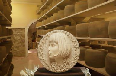 A Filiano l'arte di Donato Macchia: dal mestolo allo scalpello per intagliare capolavori di scultura casearia