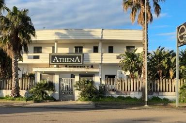 Taviano, incendio in una palestra: un uomo ripreso dalle telecamere mentre appicca il fuoco