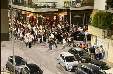 Bari e le notti folli di Poggiofranco: migliaia di giovani nei weekend, corse clandestine, parcheggi selvaggi Bari e le notti folli di Poggiofranco: migliaia di giovani nei weekend, corse clandestine, parcheggi selvaggi