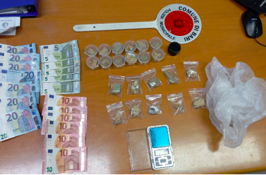 Bari, spacciavano nel quartiere Libertà: la Polizia locale arresta madre e figlio Bari, spacciavano nel quartiere Libertà: la Polizia locale arresta madre e figlio