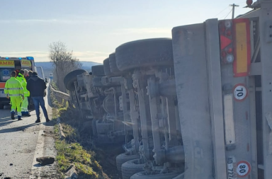 Autoarticolato esce fuori strada e si ribalta sulla Bari-Massafra: illeso il conducente Autoarticolato esce fuori strada e si ribalta sulla Bari-Massafra: illeso il conducente
