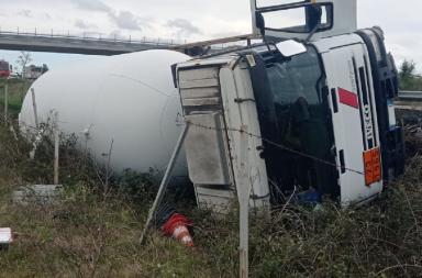 Si ribalta camion cisterna con gpl, autista ferito nel Salento Si ribalta camion cisterna con gpl, autista ferito nel Salento