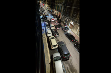 Bari, all'Umbertino l'ira dei residenti e non solo: doppie e triple file di auto in via Cardassi e via Abbrescia FOTO