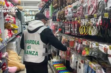 Sequestrati nel Salento oltre 40mila prodotti tra contraffatti e pericolosi Sequestrati nel Salento oltre 40mila prodotti tra contraffatti e pericolosi