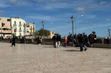 Domenica con il sole, Bari vecchia invasa dai turisti stranieri: e i locali cercano personale FOTO Domenica con il sole, Bari vecchia invasa dai turisti stranieri: e i locali cercano personale FOTO