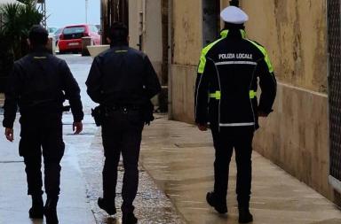 Bari, vendeva sgagliozze senza autorizzazione: sequestrate le attrezzature per cucinare Bari, vendeva sgagliozze senza autorizzazione: sequestrate le attrezzature per cucinare