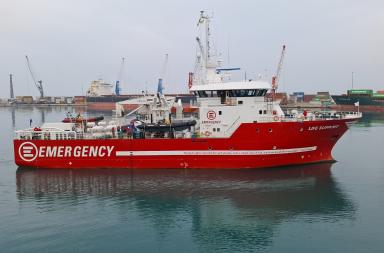 La nave Emergency è approdata nel porto di Bari: a bordo 14 migranti soccorsi in mare La nave Emergency è approdata nel porto di Bari: a bordo 14 migranti soccorsi in mare