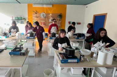 Otto fornelli per l&rsquo;autonomia: a Bari la cucina diventa scuola di indipendenza