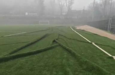 Danni al campo sintetico di Potenza dopo l'atterraggio dell'elicottero con Nordio