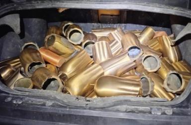 Rubano 47 fioriere in ottone dal cimitero di Ginosa: in due in fuga sulla statale, arrestati