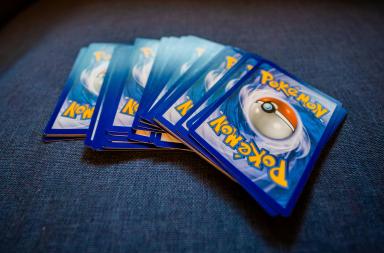 Veglie, in due rapinano un venditore di carte Pokemon: provano a fuggire con la Tesla ma non sanno avviarla