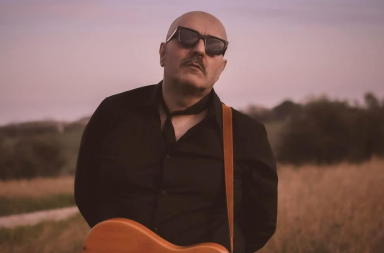 Dezebra racconta «La triste fine di una superstar»: il nuovo singolo smaschera l’illusione della fama Dezebra racconta «La triste fine di una superstar»: il nuovo singolo smaschera l’illusione della fama