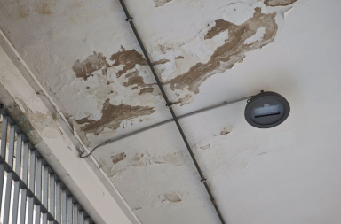 Barletta, due anni dopo i lavori cadono calcinacci nel sottopasso: interdetto il passaggio pedonale