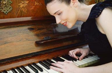 Tra elettronica e piano, Frida cresce e cambia sonorità: a Taranto in scena con il vibrafonista Mark Glentworth Tra elettronica e piano, Frida cresce e cambia sonorità: a Taranto in scena con il vibrafonista Mark Glentworth