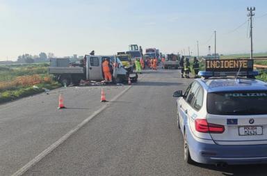 Scontro frontale tra due veicoli sulla Ss16: quattro feriti e traffico in tilt