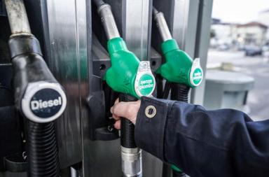 L'editoriale di Lino Patruno: &laquo;Esplode il caro benzina ma (come sempre) al Sud tocca pagare doppio&raquo;