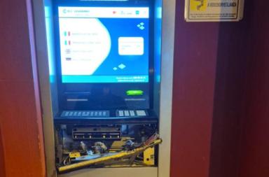 Leverano, tentano di far esplodere il bancomat ma l'ordigno fa cilecca: fallito il colpo alla Bcc