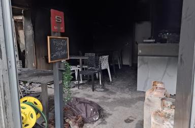 Prima i colpi di pistola contro una casa, poi il rogo della pizzeria a Carbonara: ma il proprietario esclude il dolo