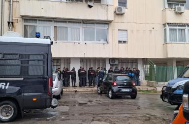 Bari, il colonnello del clan abusivo nella casa popolare: a Japigia sgomberato l'appartamento dei Lafirenze VIDEO