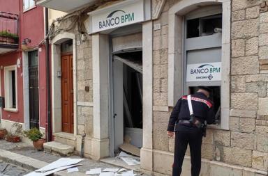 Assalti ai bancomat, sgominata la banda della marmotta che colpiva in Campania: in arresto 5 pugliesi in trasferta Assalti ai bancomat, sgominata la banda della marmotta che colpiva in Campania: in arresto 5 pugliesi in trasferta