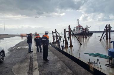Taranto, piattaforma imbarca acqua nel porto: operazioni in corso per evitare l'affondamento