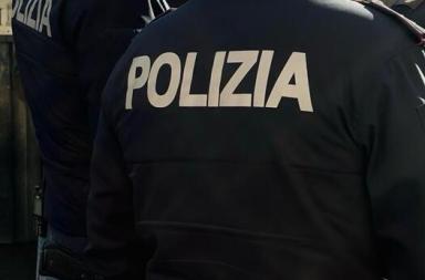 Taranto, poliziotto fuori servizio scopre un ladro in un supermercato: 24enne denunciato