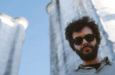 Il salentino Blumosso torna con &laquo;Chi siamo davvero&raquo;,&nbsp;viaggio poetico tra memoria, identit&agrave; e natura