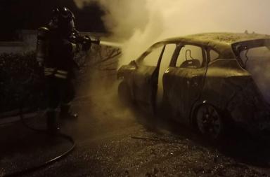 Scorrano, in fiamme auto di un'infermiera nella notte: l'ipotesi è di un'azione dolosa Scorrano, in fiamme auto di un'infermiera nella notte: l'ipotesi è di un'azione dolosa