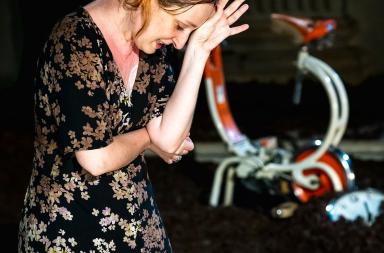 Il teatro di Annibale Ruccello attraversa la Puglia con &laquo;Anna Cappelli&raquo;, viaggio spietato nell&rsquo;identit&agrave; femminile