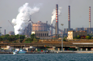 Ex Ilva, fari accesi dell’Ue e il pm entra in fabbrica: sopralluogo nel reparto in cui ha perso la vita Costantino Ex Ilva, fari accesi dell’Ue e il pm entra in fabbrica: sopralluogo nel reparto in cui ha perso la vita Costantino