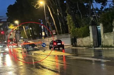 Bari, auto finisce in una voragine in via Fanelli: conducente illesa Bari, auto finisce in una voragine in via Fanelli: conducente illesa