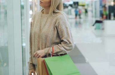 Taranto, scivola su chicchi d'uva in un centro commerciale e si frattura l'omero: risarcita con 23mila euro