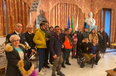 &laquo;Una panchina per tutti&raquo;: a Bari l&rsquo;arte dei ragazzi del centro Karol Wojtyla trasforma il lungomare in un simbolo di inclusione