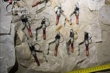 Melendugno, la corrente del mare trascina in spiaggia dieci detonatori per bomba a mano: intervengono gli artificieri