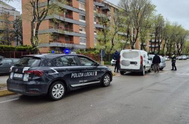 Foggia, scontro tra una Fiat Punto ed un Dobl&ograve;: donna finisce in ospedale