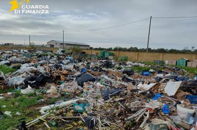 Trepuzzi, scoperta discarica abusiva di quasi 12mila metri quadri: sequestro della Guardia di Finanza